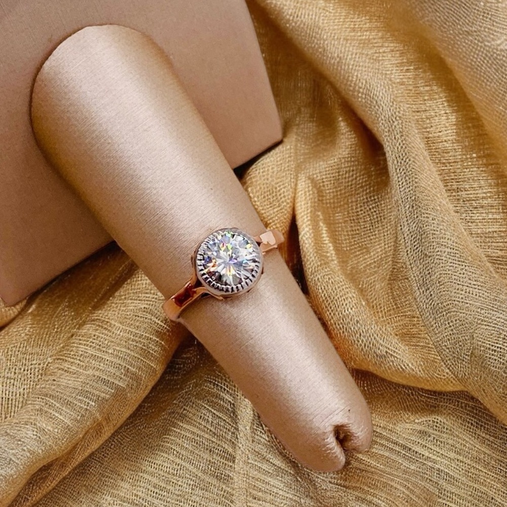 EUC 1 Ct Round Moissanite Bezel Set Ring